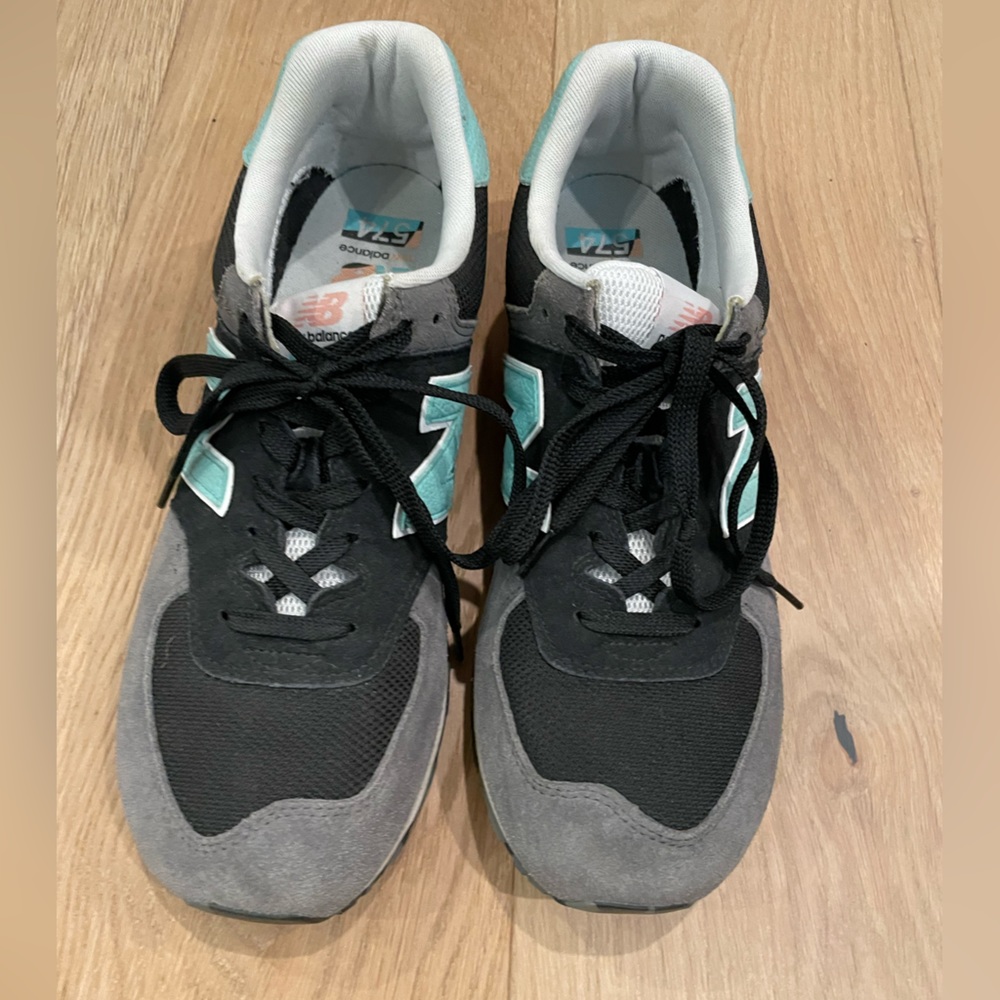 New Balance sneakers in fun color way! EUC